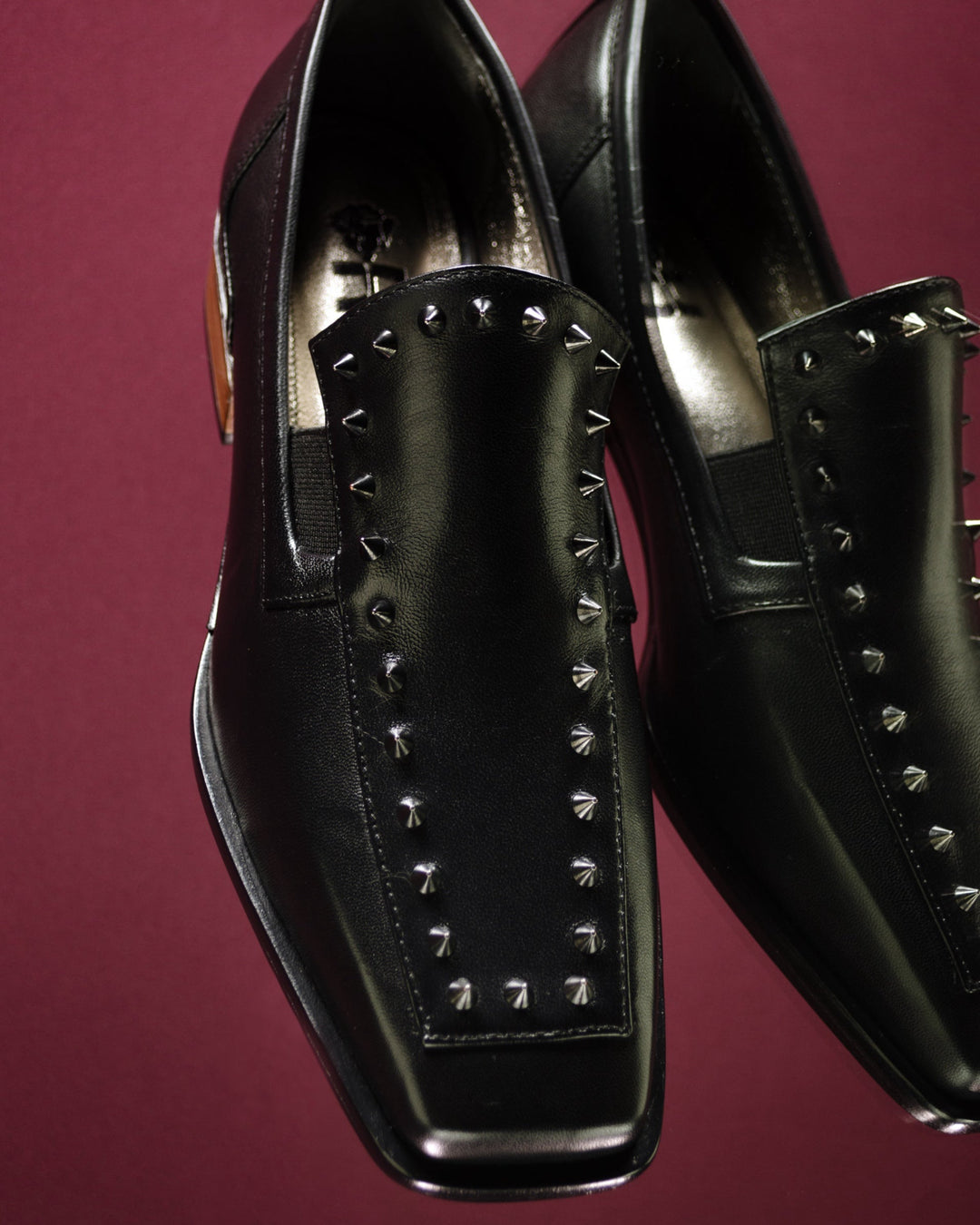 Renata B - O novo loafer traz spikes como partitura visual